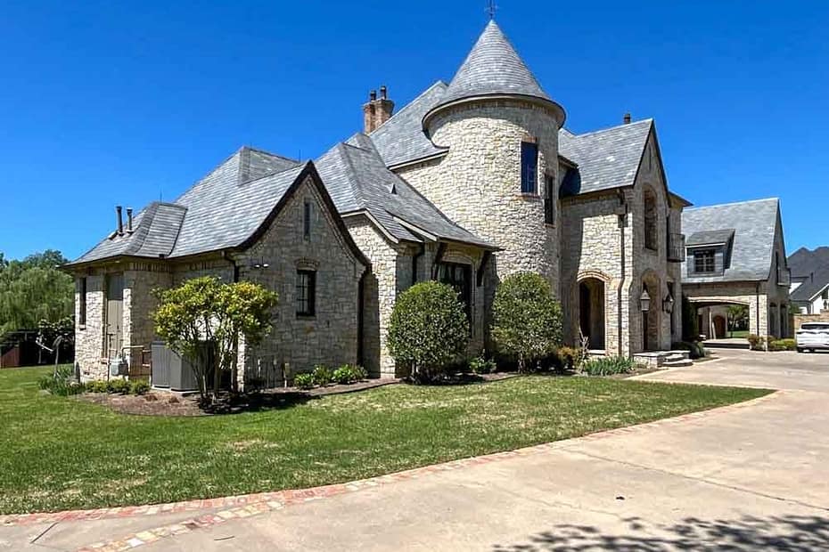 home with asphalt shingles in Dallas